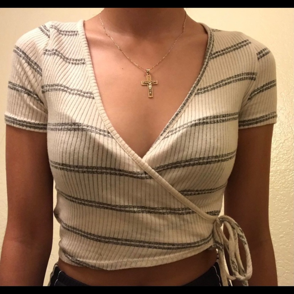 Cropped grey stripped shirt